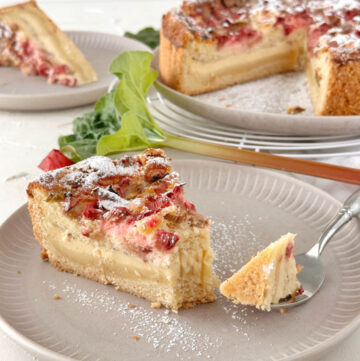 Gabel und ein stueck vom Rhabarber Vanillekuchen