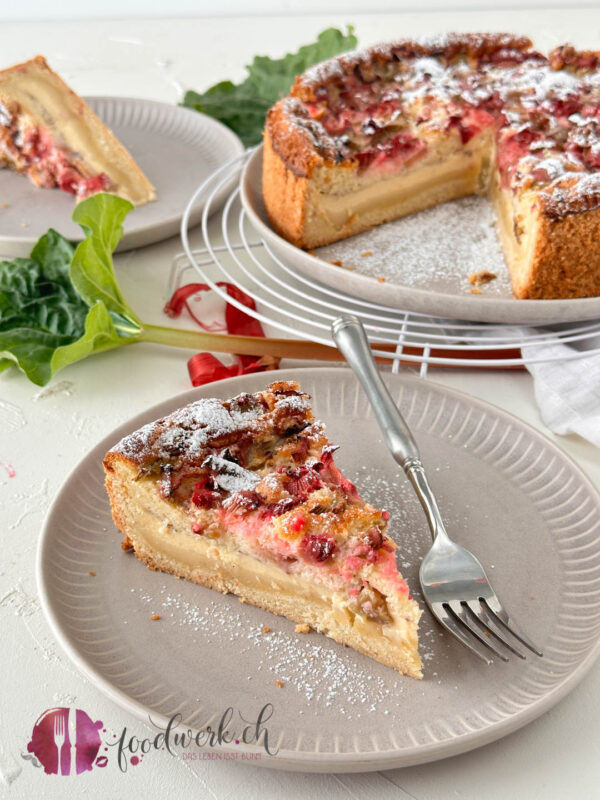 angeschnittener Rhabarber-Vanillekuchen