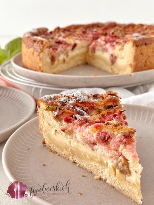 Nahaufnahme eines Stücks vom Rhabarber-Vanillekuchen