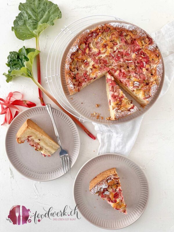 Einfacher Rhabarber-Vanillekuchen mit Mürbeteigboden angeschnitten auf zwei teller serviert