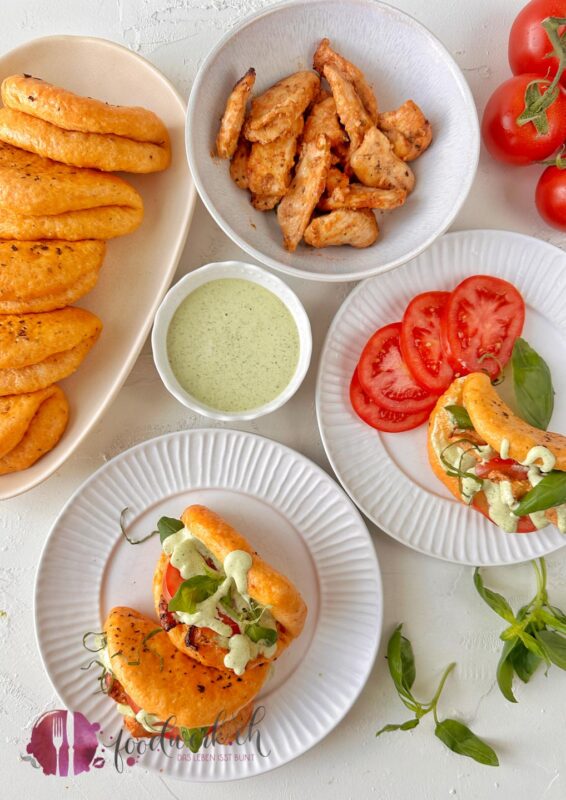 Bao Buns mediterraner Style mit Poulet und Basilikum