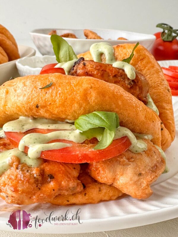 Mediterran gefüllter Bao Bun mit Hähnchen und Basilikum