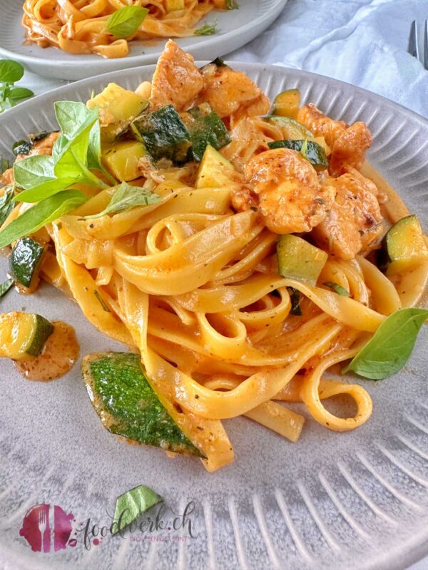 Angerichteter Teller mit Pasta Zucchetti und Poulet