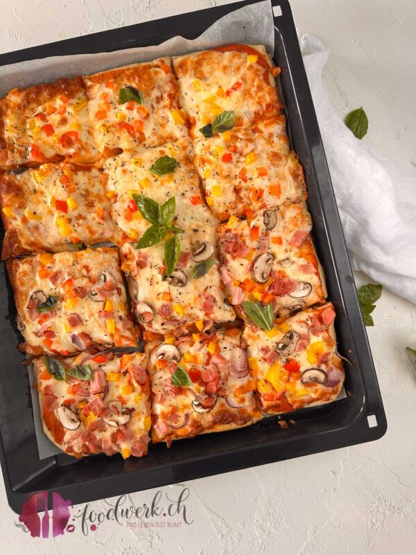 Blechpizza auf dem Backblech