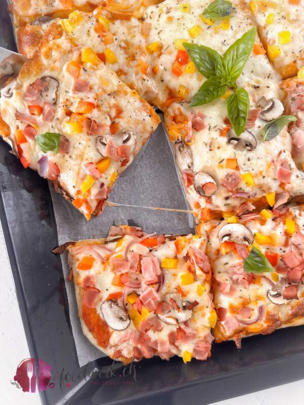 Nahaufnahme der Blechpizza