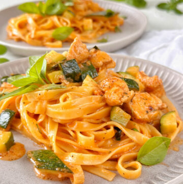 zwei Portionen Nudelpfanne mit Zucchini und Hähnchenbrust