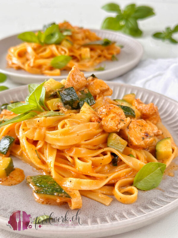 zwei Portionen Nudelpfanne mit Zucchini und Hähnchenbrust