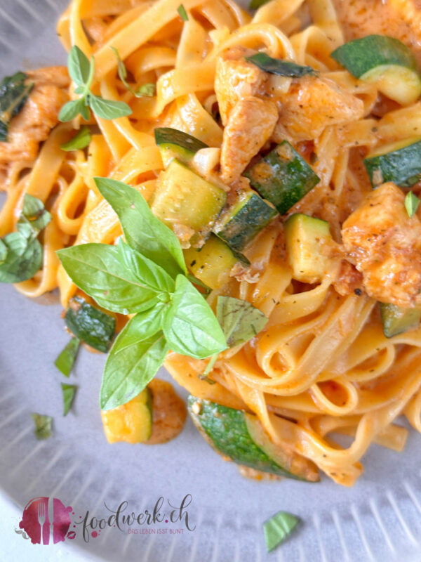 Pasta mit Zucchetti und Pouletbrust