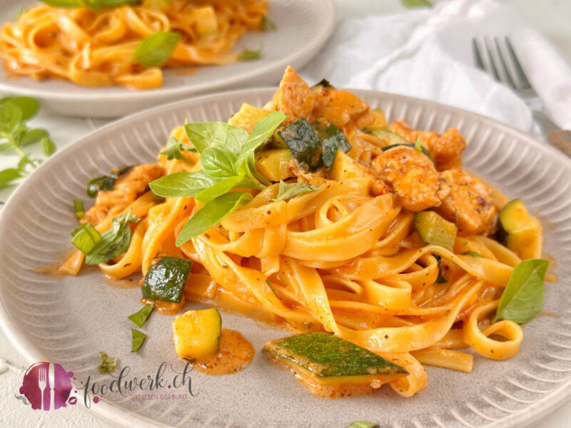 Pastapfanne mit Zucchini und Hähnchenbrust