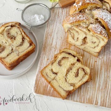 Das luftige Apfel Zimt Brioche aufgeschnitten auf Holzbrett