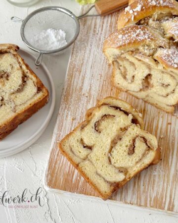 Das luftige Apfel Zimt Brioche aufgeschnitten auf Holzbrett