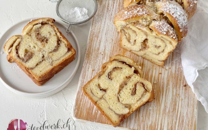 Das luftige Apfel Zimt Brioche aufgeschnitten auf Holzbrett