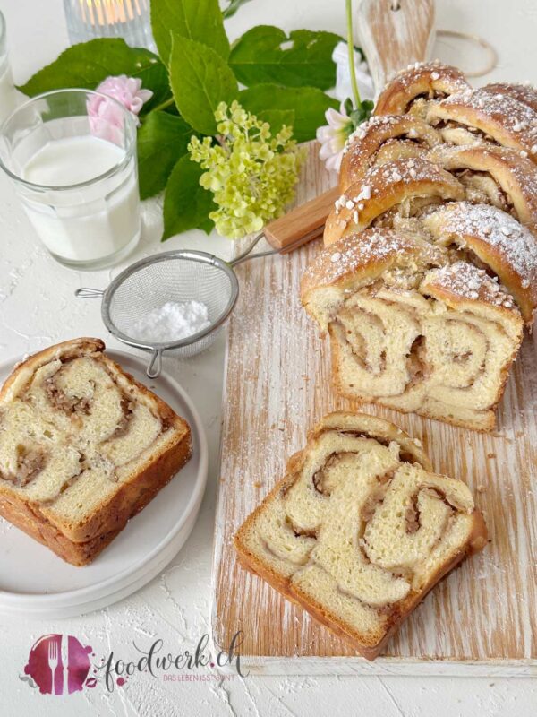 Die luftigste Apfel-Zimt Brioche auf Holzbrett