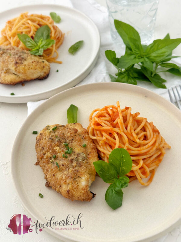 Zwei Ofenschnitzel mit Tomatenspaghetti