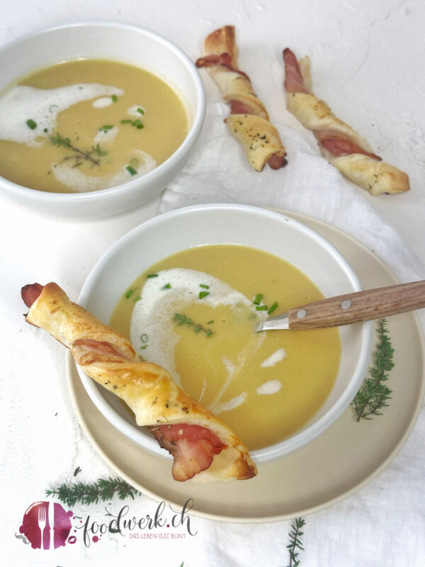 Cremige Kartoffeluppe mit knuspriger Speck Blätterteigstange