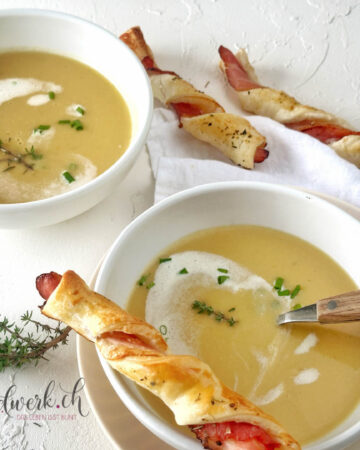 Knusprige Speckstangen mit cremiger Kartoffelsuppe