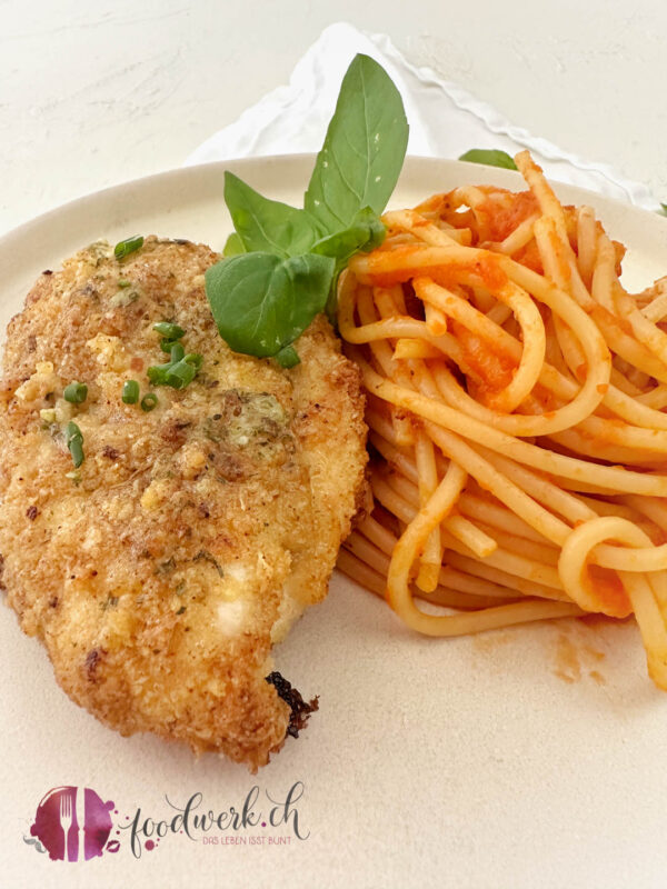 Knusprig gebratenes Ofeschnitzel mit Tomatenspaghetti