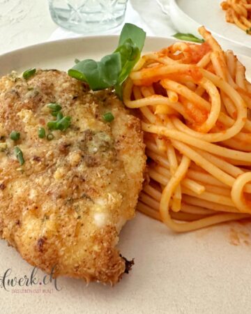 Ofenschnitzel knusprig gebraten mit Tomatn Spaghetti