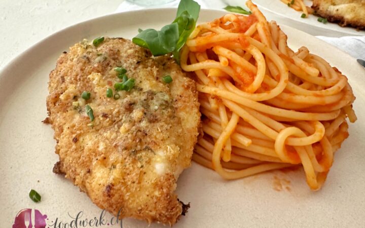 Ofenschnitzel knusprig gebraten mit Tomatn Spaghetti