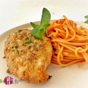 Knuspriges Ofenschnitzel mit Tomatenspaghetti