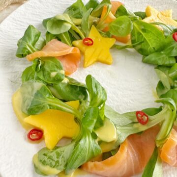 Festlicher Kranz aus Feldsalat mit Räucherlachs und Mango Salatsauce
