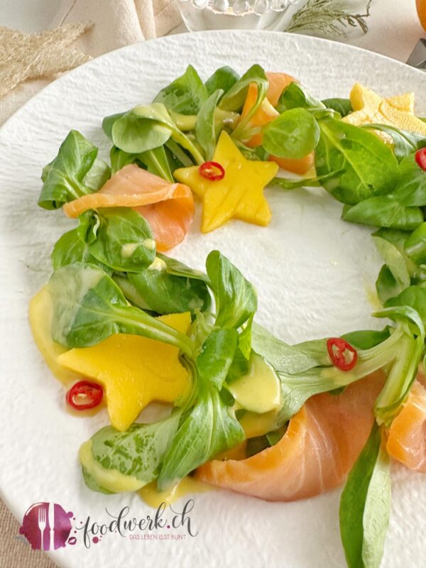 Festlicher Kranz aus Feldsalat mit Räucherlachs und Mango Salatsauce