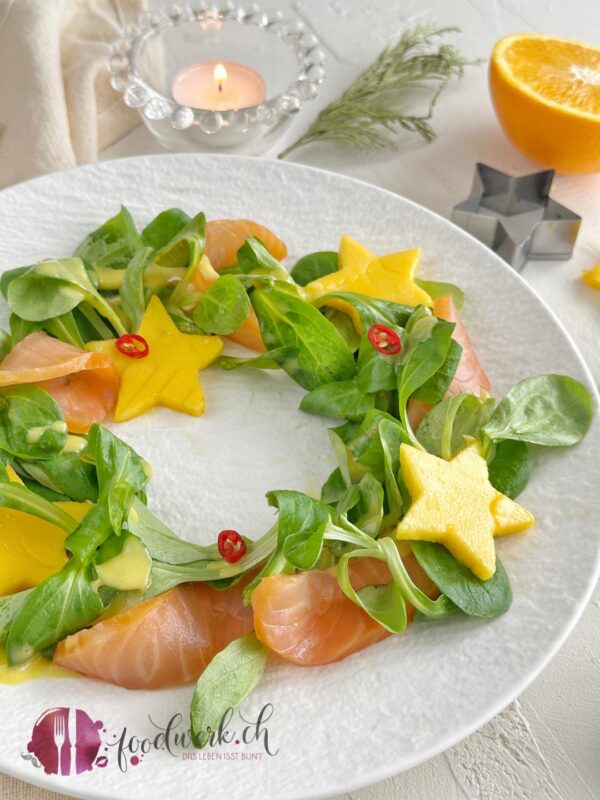 Kranz aus Nüsslisalat mit Rauchlachs und Mango-Dressing festlich angerichtet