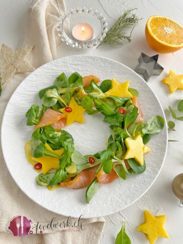 Festlicher Nüsslisalatkranz mit Rauchlachs und Mango