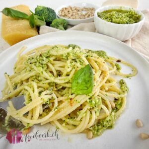 Broccoli Pesto mit Spaghetti und frischem Basilikum