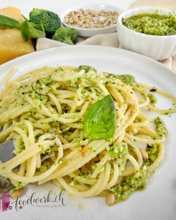 Broccoli Pesto mit Spaghetti und frischem Basilikum