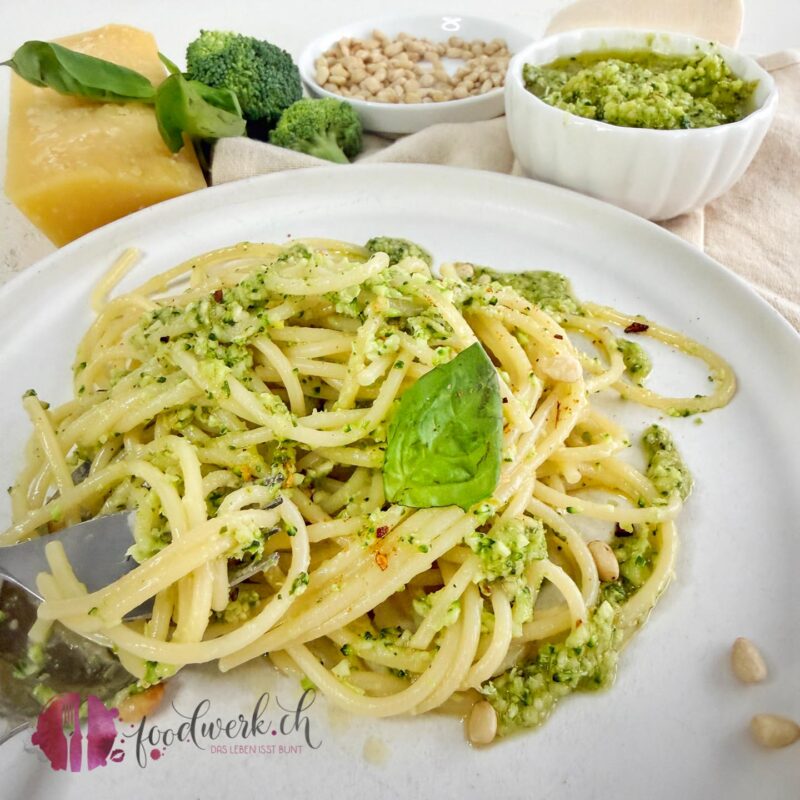 Broccoli Pesto mit Spaghetti und frischem Basilikum