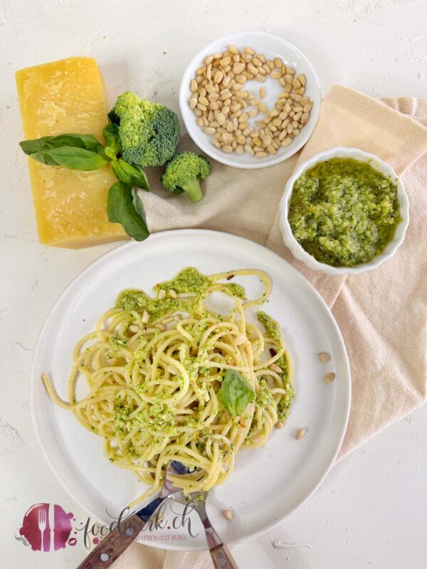 spaghetti mit broccoli pesto